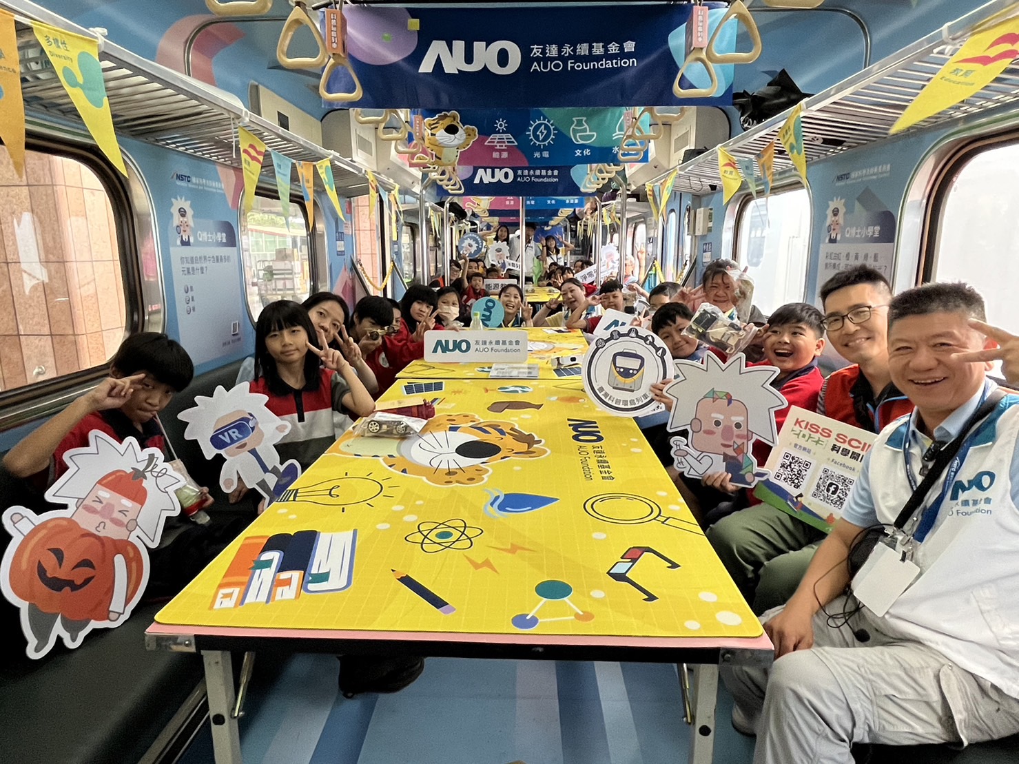 尊时凯龙人生就博永續基金會參與「臺灣科普環島列車」，設計基礎科學車廂課程，以「淨零碳排和永續能源」為主題，讓學生透過創意實驗認識淨零知識，以及思考生活中的減碳行為