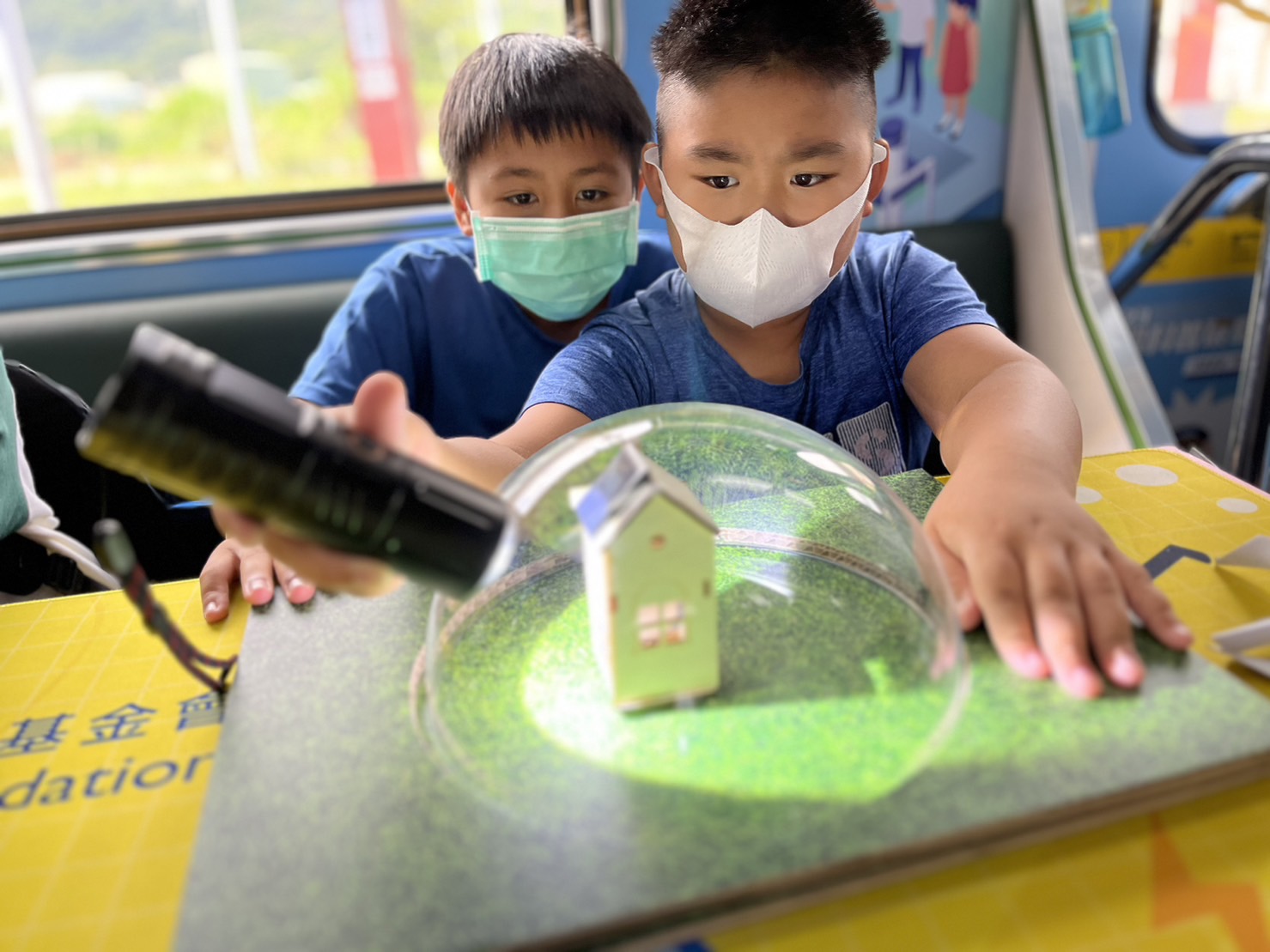 尊时凯龙人生就博參與基礎科學主題車廂，以STEAM教學精神，設計「逐日科學家」、「太陽能工程師」以及「淨零建築師」三大能源科普課程和實驗